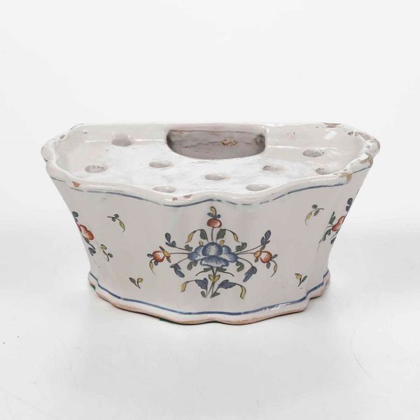 Fioriera da parete<BR>Francia, Manifattura La Rochelle, seconda met del XVIII secolo<BR>  - Asta Bacili da barbiere, bacinelle e fioriere in maiolica francese da collezione - Associazione Nazionale - Case d'Asta italiane