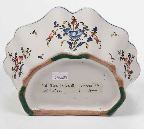 Fioriera da parete<BR>Francia, Manifattura La Rochelle, seconda met del XVIII secolo<BR>  - Asta Bacili da barbiere, bacinelle e fioriere in maiolica francese da collezione - Associazione Nazionale - Case d'Asta italiane
