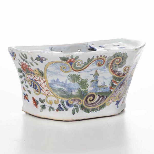 Fioriera da parete<BR>Francia, probabilmente Manifattura di Rouen, XVIII secolo<BR>  - Asta Bacili da barbiere, bacinelle e fioriere in maiolica francese da collezione - Associazione Nazionale - Case d'Asta italiane