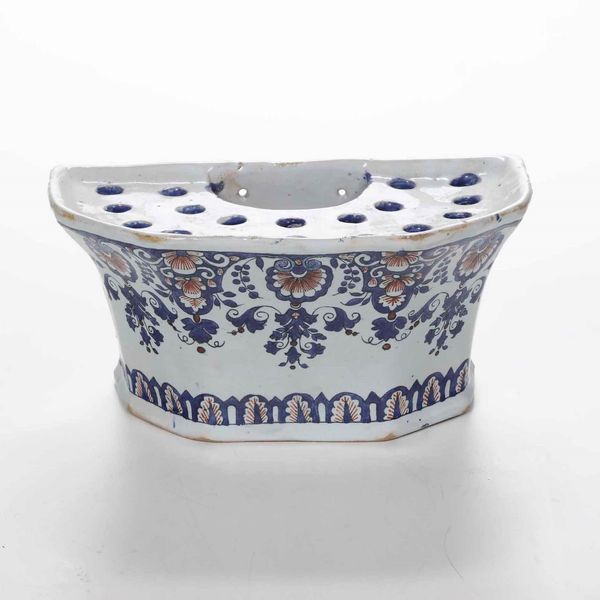 Fioriera da parete<BR>Francia, Rouen, Manifattura J. B. Guillebaud, 1730-1750 circa  - Asta Bacili da barbiere, bacinelle e fioriere in maiolica francese da collezione - Associazione Nazionale - Case d'Asta italiane