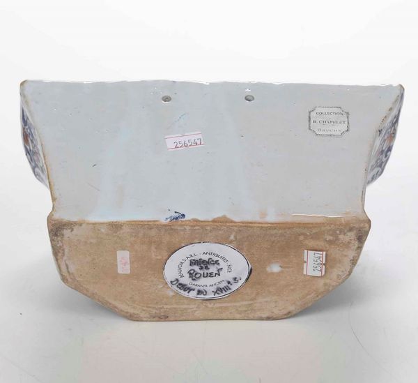 Fioriera da parete<BR>Francia, Rouen, Manifattura J. B. Guillebaud, 1730-1750 circa  - Asta Bacili da barbiere, bacinelle e fioriere in maiolica francese da collezione - Associazione Nazionale - Case d'Asta italiane