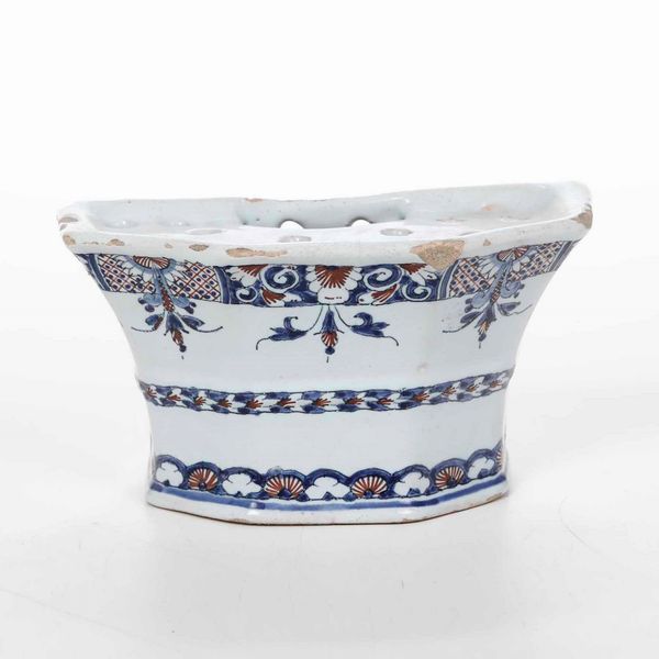 Fioriera da parete<BR>Francia, Rouen, Manifattura J. B. Guillebaud, verso il 1750<BR>  - Asta Bacili da barbiere, bacinelle e fioriere in maiolica francese da collezione - Associazione Nazionale - Case d'Asta italiane