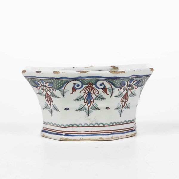 Fioriera da parete<BR>Francia, Rouen, XVIII secolo  - Asta Bacili da barbiere, bacinelle e fioriere in maiolica francese da collezione - Associazione Nazionale - Case d'Asta italiane