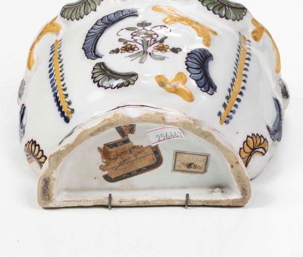 Fioriera da parete<BR>Francia, Sud-Ovest, Manifattura di Montauban, seconda met del XVIII secolo  - Asta Bacili da barbiere, bacinelle e fioriere in maiolica francese da collezione - Associazione Nazionale - Case d'Asta italiane