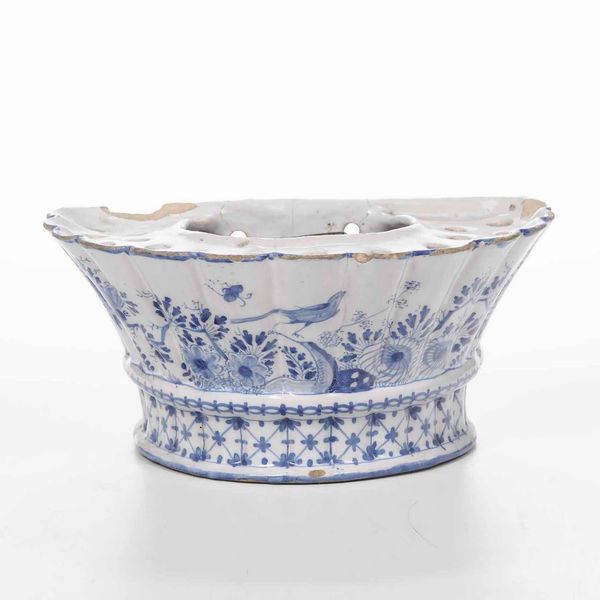 Fioriera da parete a ventaglio<BR>Francia del sud, XVIII secolo  - Asta Bacili da barbiere, bacinelle e fioriere in maiolica francese da collezione - Associazione Nazionale - Case d'Asta italiane