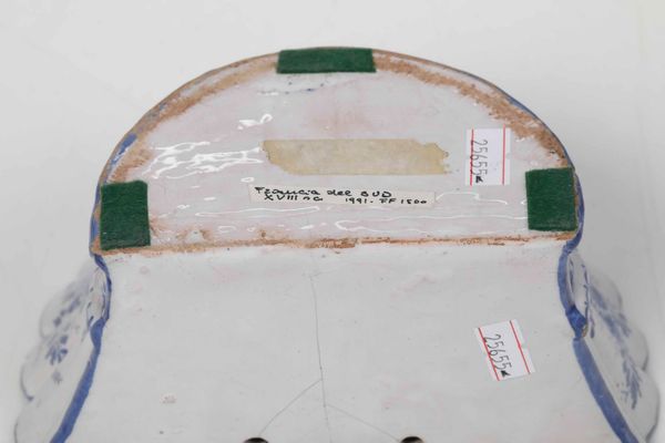 Fioriera da parete a ventaglio<BR>Francia del sud, XVIII secolo  - Asta Bacili da barbiere, bacinelle e fioriere in maiolica francese da collezione - Associazione Nazionale - Case d'Asta italiane