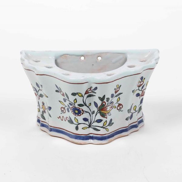 Fioriera da parete a ventaglio<BR>Francia, Manifattura di La Rochelle, XVIII secolo  - Asta Bacili da barbiere, bacinelle e fioriere in maiolica francese da collezione - Associazione Nazionale - Case d'Asta italiane