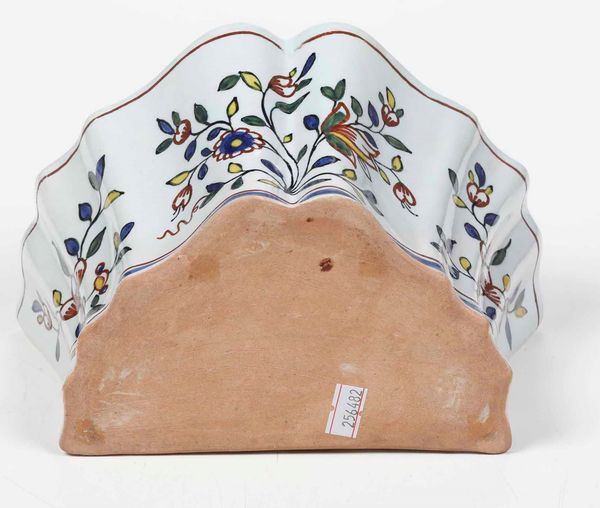 Fioriera da parete a ventaglio<BR>Francia, Manifattura di La Rochelle, XVIII secolo  - Asta Bacili da barbiere, bacinelle e fioriere in maiolica francese da collezione - Associazione Nazionale - Case d'Asta italiane