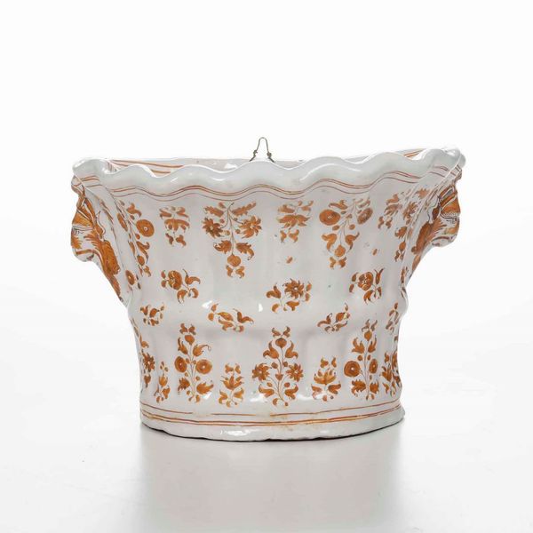 Fioriera da parete a ventaglio<BR>Francia, Manifattura di Moustiers, verso la met del XVIII secolo  - Asta Bacili da barbiere, bacinelle e fioriere in maiolica francese da collezione - Associazione Nazionale - Case d'Asta italiane