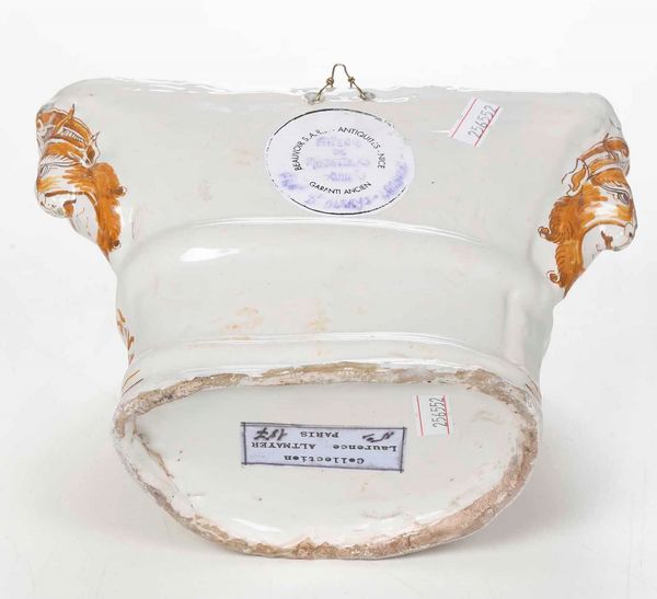 Fioriera da parete a ventaglio<BR>Francia, Manifattura di Moustiers, verso la met del XVIII secolo  - Asta Bacili da barbiere, bacinelle e fioriere in maiolica francese da collezione - Associazione Nazionale - Case d'Asta italiane