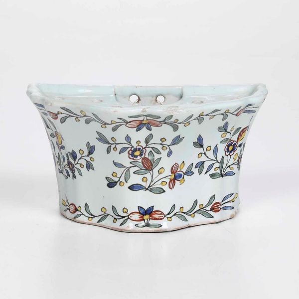 Fioriera da parete a ventaglio<BR>Francia, Manifattura di Rouen, 1760 circa  - Asta Bacili da barbiere, bacinelle e fioriere in maiolica francese da collezione - Associazione Nazionale - Case d'Asta italiane