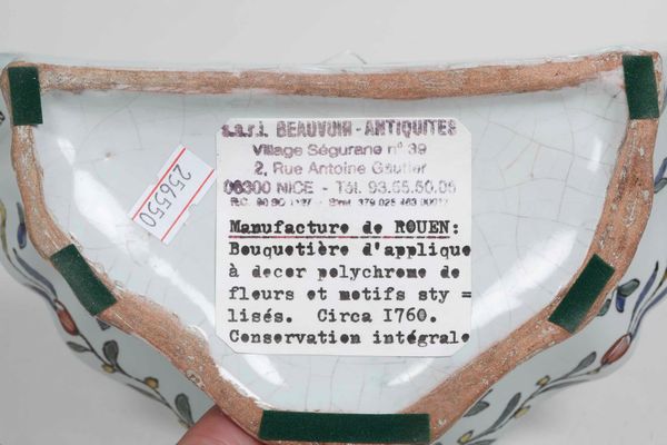 Fioriera da parete a ventaglio<BR>Francia, Manifattura di Rouen, 1760 circa  - Asta Bacili da barbiere, bacinelle e fioriere in maiolica francese da collezione - Associazione Nazionale - Case d'Asta italiane