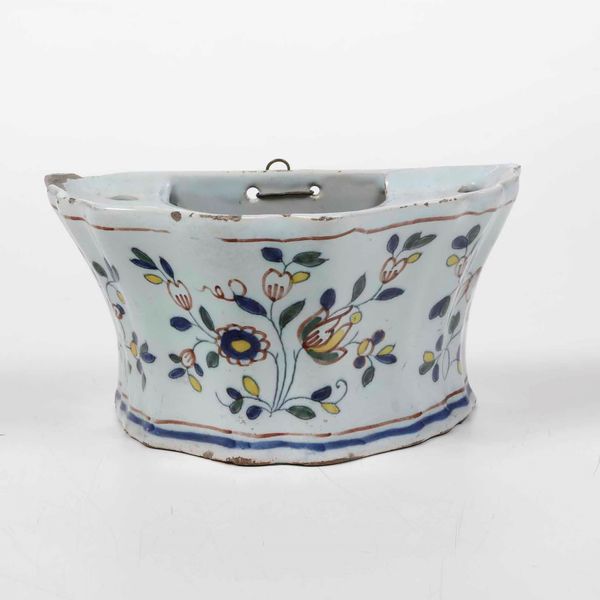 Fioriera da parete a ventaglio<BR>Francia, Manifattura di Rouen, XVIII secolo<BR>  - Asta Bacili da barbiere, bacinelle e fioriere in maiolica francese da collezione - Associazione Nazionale - Case d'Asta italiane