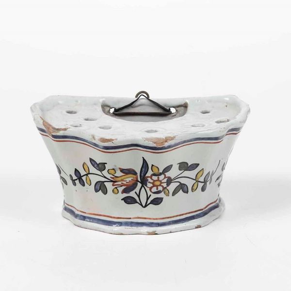 Fioriera da parete a ventaglio<BR>Francia, Manifattura di Rouen, XVIII secolo  - Asta Bacili da barbiere, bacinelle e fioriere in maiolica francese da collezione - Associazione Nazionale - Case d'Asta italiane