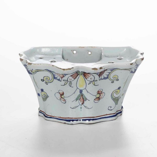 Fioriera da parete a ventaglio<BR>Francia, Manifattura di Rouen, XVIII secolo  - Asta Bacili da barbiere, bacinelle e fioriere in maiolica francese da collezione - Associazione Nazionale - Case d'Asta italiane