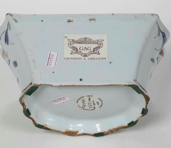 Fioriera da parete a ventaglio<BR>Francia, Manifattura di Rouen, XVIII secolo  - Asta Bacili da barbiere, bacinelle e fioriere in maiolica francese da collezione - Associazione Nazionale - Case d'Asta italiane