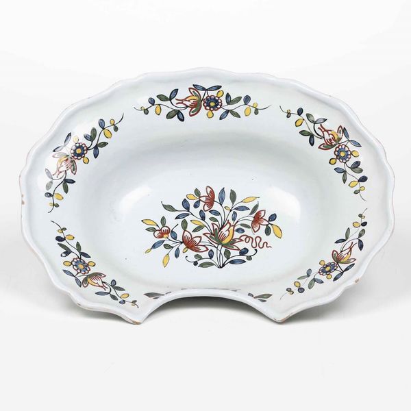 Bacile da barbiere<BR>Francia, Manifattura di Sinceny, 1750 circa  - Asta Bacili da barbiere, bacinelle e fioriere in maiolica francese da collezione - Associazione Nazionale - Case d'Asta italiane