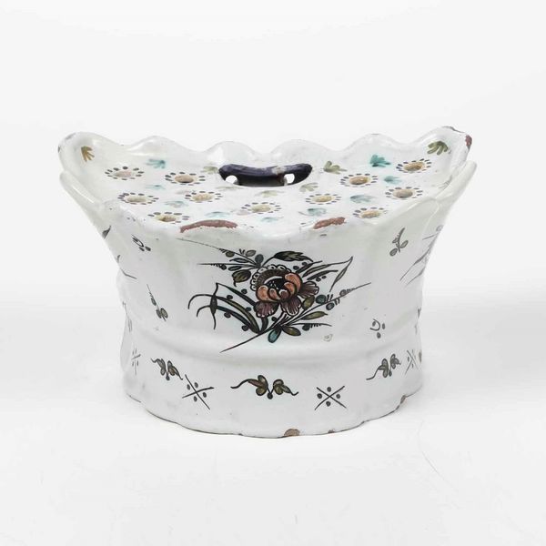 Fioriera da parete a ventaglio<BR>Francia, Manifattura La Rochelle (?), XVIII secolo<BR>  - Asta Bacili da barbiere, bacinelle e fioriere in maiolica francese da collezione - Associazione Nazionale - Case d'Asta italiane