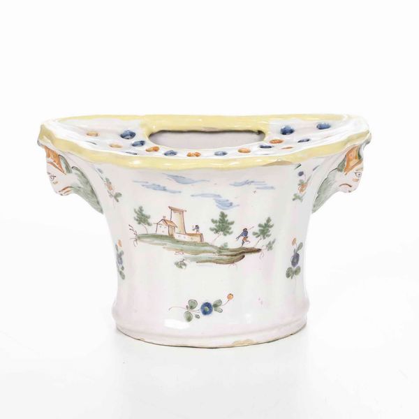 Fioriera da parete a ventaglio<BR>Francia, Moustier, Manifattura Feraud, 1780-1790 circa<BR>  - Asta Bacili da barbiere, bacinelle e fioriere in maiolica francese da collezione - Associazione Nazionale - Case d'Asta italiane