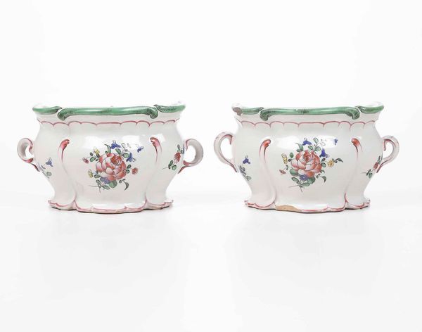 Coppia di fioriere <BR>Francia, Niderviller (Meurthe-et-Moselle), manifattura Custine, 1770-1793  - Asta Bacili da barbiere, bacinelle e fioriere in maiolica francese da collezione - Associazione Nazionale - Case d'Asta italiane