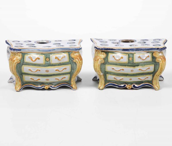 Coppia di fioriere a forma di commode<BR>Francia, Manifattura di Nevers, 1760 circa  - Asta Bacili da barbiere, bacinelle e fioriere in maiolica francese da collezione - Associazione Nazionale - Case d'Asta italiane