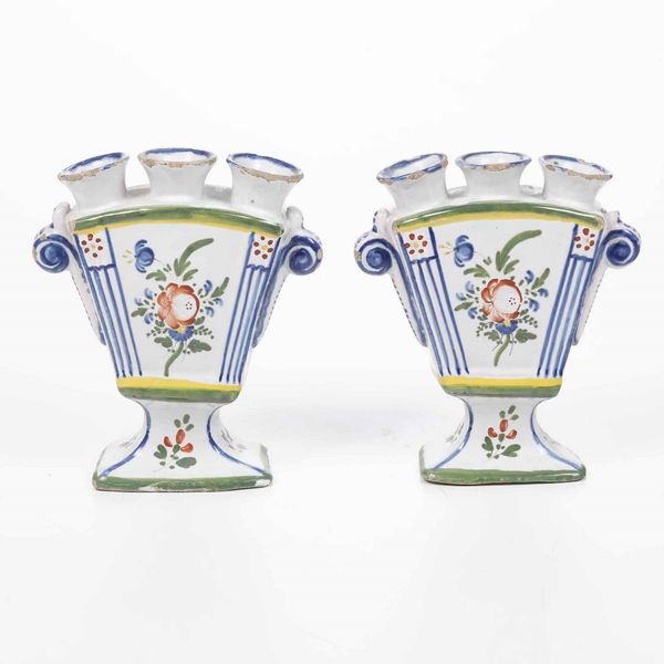 Coppia di fioriere a ventaglio<BR>Francia, Voges, manifattura La Trouche, inizio del XIX secolo  - Asta Bacili da barbiere, bacinelle e fioriere in maiolica francese da collezione - Associazione Nazionale - Case d'Asta italiane