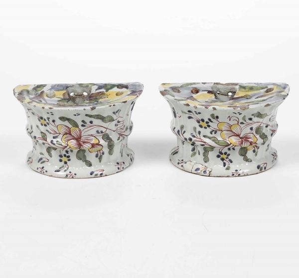 Coppia di fioriere da parete a ventaglio<BR>Alta Francia, probabilmente Desvres (Passo di Calais), fine del XVIII secolo  - Asta Bacili da barbiere, bacinelle e fioriere in maiolica francese da collezione - Associazione Nazionale - Case d'Asta italiane