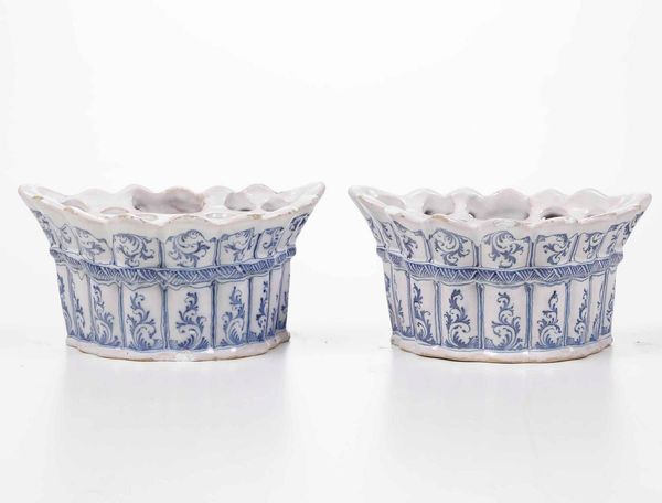 Coppia di fioriere da parete a ventaglio<BR>Francia, Marsiglia, Manifattura Leroy (?), 1740 circa  - Asta Bacili da barbiere, bacinelle e fioriere in maiolica francese da collezione - Associazione Nazionale - Case d'Asta italiane