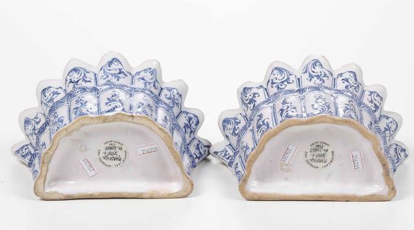 Coppia di fioriere da parete a ventaglio<BR>Francia, Marsiglia, Manifattura Leroy (?), 1740 circa  - Asta Bacili da barbiere, bacinelle e fioriere in maiolica francese da collezione - Associazione Nazionale - Case d'Asta italiane