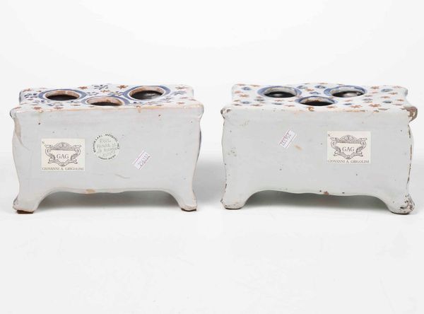 Due fioriere a forma di commode <BR>Francia, Manifattura di Nevers, XVIII secolo  - Asta Bacili da barbiere, bacinelle e fioriere in maiolica francese da collezione - Associazione Nazionale - Case d'Asta italiane