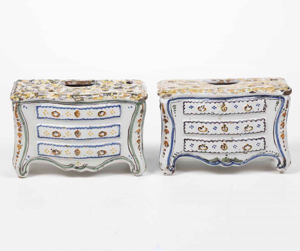 Due fioriere a forma di commode <BR>Francia, Nevers, fine XVIII - inizio XIX secolo  - Asta Bacili da barbiere, bacinelle e fioriere in maiolica francese da collezione - Associazione Nazionale - Case d'Asta italiane