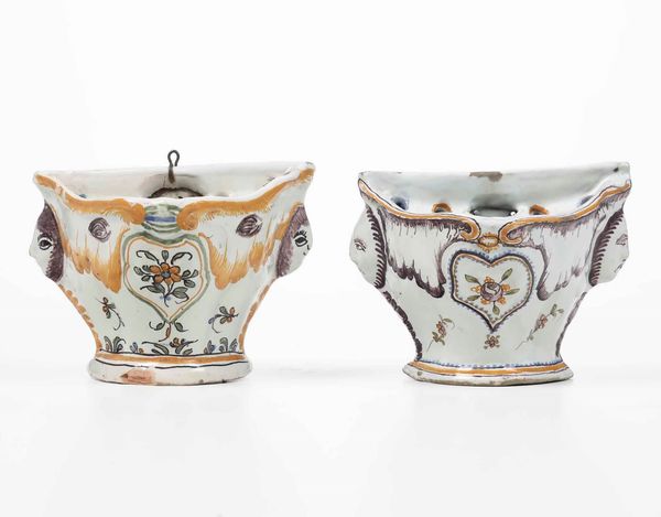 Due fioriere da parete<BR>Francia, Sud-Ovest, probabilmente Bordeaux, verso la fine del XVIII secolo  - Asta Bacili da barbiere, bacinelle e fioriere in maiolica francese da collezione - Associazione Nazionale - Case d'Asta italiane