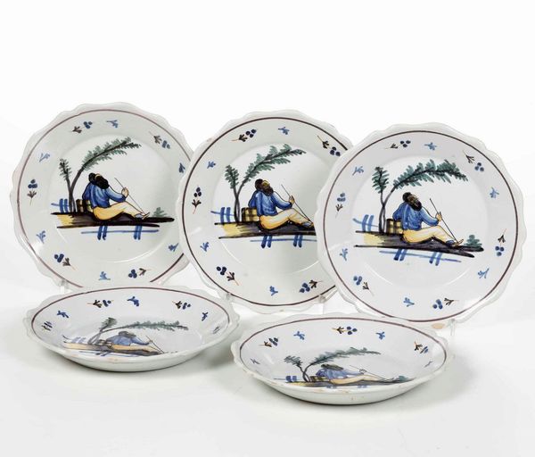 Cinque piatti <BR>Francia, Borgogna-Franca Contea, Manifattura Ancy Le Franc (?), 1766-1807  - Asta Bacili da barbiere, bacinelle e fioriere in maiolica francese da collezione - Associazione Nazionale - Case d'Asta italiane