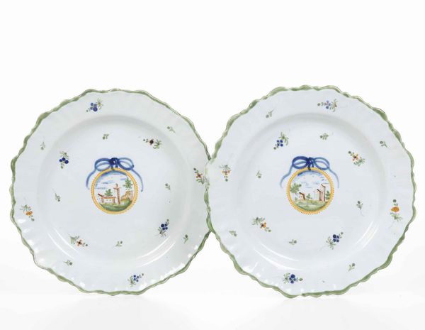 Coppia di piatti <BR>Francia, Manifattura di Moustiers, fine del XVIII secolo  - Asta Bacili da barbiere, bacinelle e fioriere in maiolica francese da collezione - Associazione Nazionale - Case d'Asta italiane