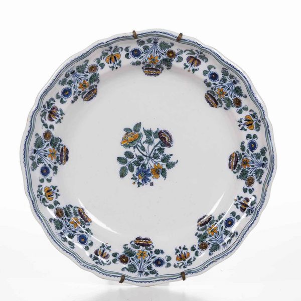 Piatto <BR>Francia, Manifattura di Moustiers, 1740-1745 circa  - Asta Bacili da barbiere, bacinelle e fioriere in maiolica francese da collezione - Associazione Nazionale - Case d'Asta italiane