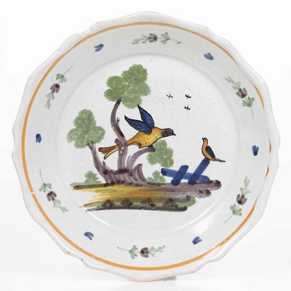 Piatto <BR>Francia, Manifattura di Nevers, fine del XVIII - inizio del XIX secolo  - Asta Bacili da barbiere, bacinelle e fioriere in maiolica francese da collezione - Associazione Nazionale - Case d'Asta italiane