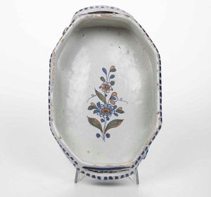 Bacinella ottagonale<BR>Francia, Manifattura La Rochelle, terzo quarto del XVIII secolo  - Asta Bacili da barbiere, bacinelle e fioriere in maiolica francese da collezione - Associazione Nazionale - Case d'Asta italiane