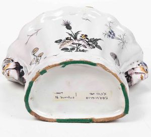 Fioriera <BR>Francia, probabilmente Marsiglia - Moustier (o Montpellier), met del XVIII secolo  - Asta Bacili da barbiere, bacinelle e fioriere in maiolica francese da collezione - Associazione Nazionale - Case d'Asta italiane