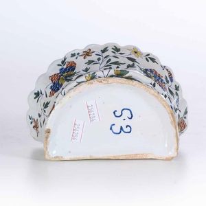 Fioriera <BR>Francia, Rouen, Manifattura Guillibaud, verso 1740<BR><BR>  - Asta Bacili da barbiere, bacinelle e fioriere in maiolica francese da collezione - Associazione Nazionale - Case d'Asta italiane