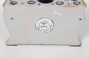 Fioriera a forma di commode<BR>Francia, Manifattura di Nevers, 1760 circa  - Asta Bacili da barbiere, bacinelle e fioriere in maiolica francese da collezione - Associazione Nazionale - Case d'Asta italiane