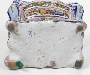 Fioriera a forma di commode <BR>Francia, Manifattura di Angoulme (Charante, nuova Aquitania), fine del XVIII secolo  - Asta Bacili da barbiere, bacinelle e fioriere in maiolica francese da collezione - Associazione Nazionale - Case d'Asta italiane