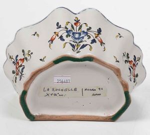 Fioriera da parete<BR>Francia, Manifattura La Rochelle, seconda met del XVIII secolo<BR>  - Asta Bacili da barbiere, bacinelle e fioriere in maiolica francese da collezione - Associazione Nazionale - Case d'Asta italiane
