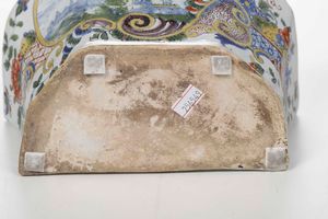 Fioriera da parete<BR>Francia, probabilmente Manifattura di Rouen, XVIII secolo<BR>  - Asta Bacili da barbiere, bacinelle e fioriere in maiolica francese da collezione - Associazione Nazionale - Case d'Asta italiane