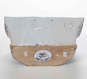 Fioriera da parete<BR>Francia, Rouen, Manifattura J. B. Guillebaud, 1730-1750 circa  - Asta Bacili da barbiere, bacinelle e fioriere in maiolica francese da collezione - Associazione Nazionale - Case d'Asta italiane