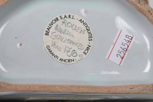 Fioriera da parete<BR>Francia, Rouen, Manifattura J. B. Guillebaud, verso il 1750<BR>  - Asta Bacili da barbiere, bacinelle e fioriere in maiolica francese da collezione - Associazione Nazionale - Case d'Asta italiane