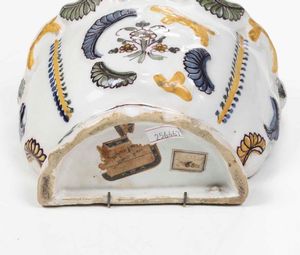 Fioriera da parete<BR>Francia, Sud-Ovest, Manifattura di Montauban, seconda met del XVIII secolo  - Asta Bacili da barbiere, bacinelle e fioriere in maiolica francese da collezione - Associazione Nazionale - Case d'Asta italiane