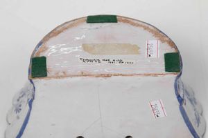 Fioriera da parete a ventaglio<BR>Francia del sud, XVIII secolo  - Asta Bacili da barbiere, bacinelle e fioriere in maiolica francese da collezione - Associazione Nazionale - Case d'Asta italiane