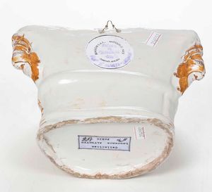 Fioriera da parete a ventaglio<BR>Francia, Manifattura di Moustiers, verso la met del XVIII secolo  - Asta Bacili da barbiere, bacinelle e fioriere in maiolica francese da collezione - Associazione Nazionale - Case d'Asta italiane