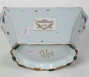 Fioriera da parete a ventaglio<BR>Francia, Manifattura di Rouen, XVIII secolo  - Asta Bacili da barbiere, bacinelle e fioriere in maiolica francese da collezione - Associazione Nazionale - Case d'Asta italiane