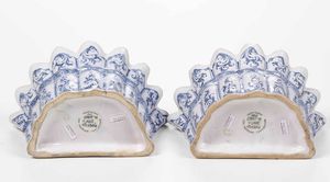 Coppia di fioriere da parete a ventaglio<BR>Francia, Marsiglia, Manifattura Leroy (?), 1740 circa  - Asta Bacili da barbiere, bacinelle e fioriere in maiolica francese da collezione - Associazione Nazionale - Case d'Asta italiane